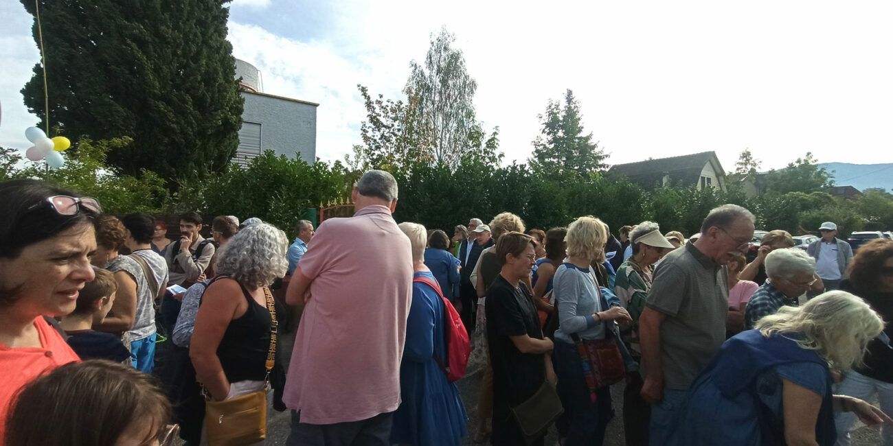 De nombreuses personnes se pressent auprès de Vincent pour enregistrer leur adhésion à l'asso !